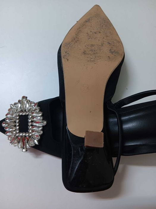 Stilleto preto com aplicação