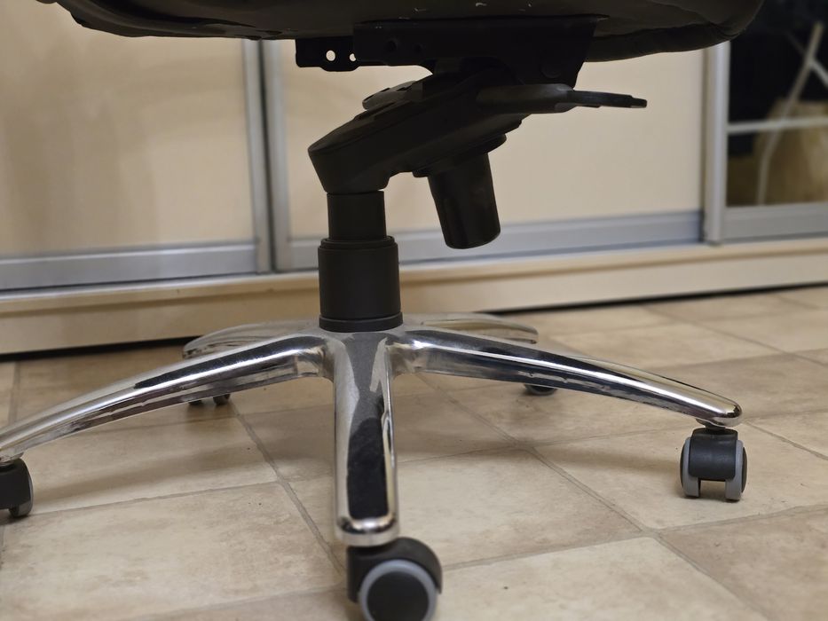 Офисное кресло руководителя