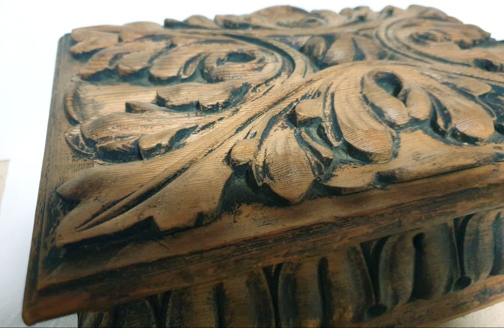 Fantástica grande antiga caixa de cigarros em talha