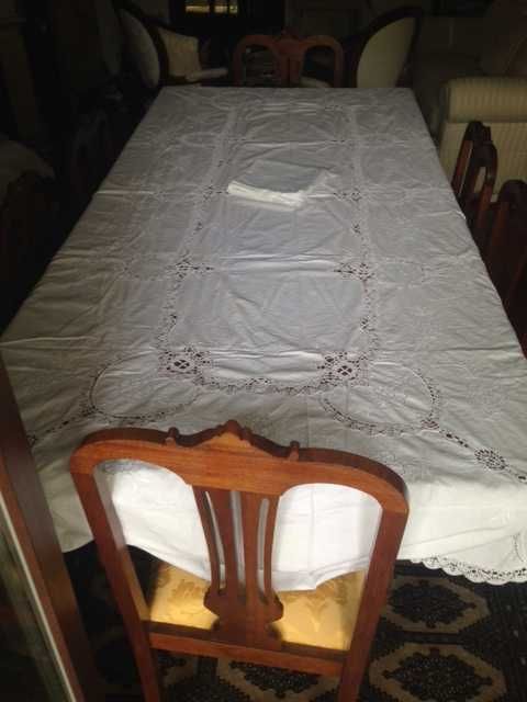 Large and beautiful oval tablecloth with embroidery and lace, including 12 napkins