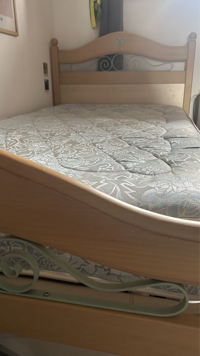 Cama de solteiro Ilídio da Mota em madeira clara (sem colchão)