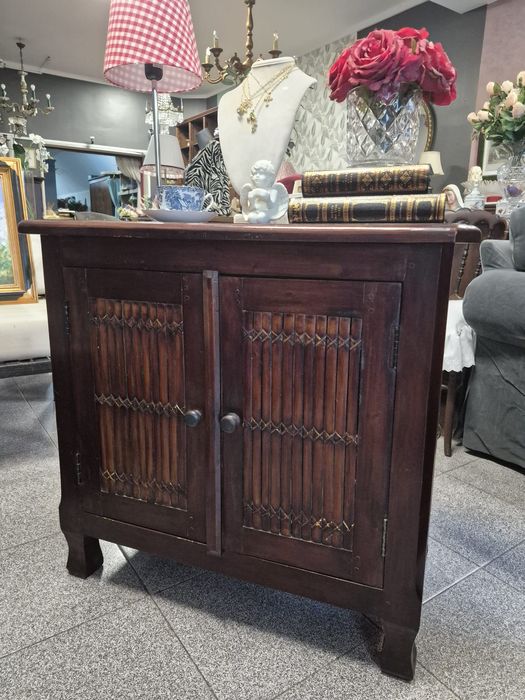 Aparador Oriental em Madeira Maciça com Painéis em Bambu Entrançado.