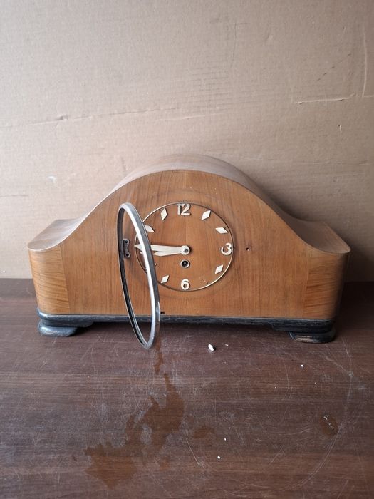 Stary zegar z czasów PRL-u