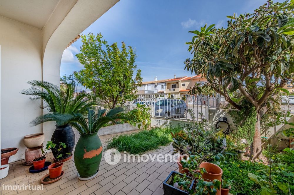 Moradia T4, com áreas amplas e jardim, em Faro