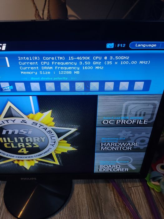 PC z GTX 1070 z monitorem