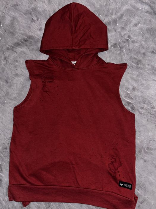 czerwona bluza bez rekawow