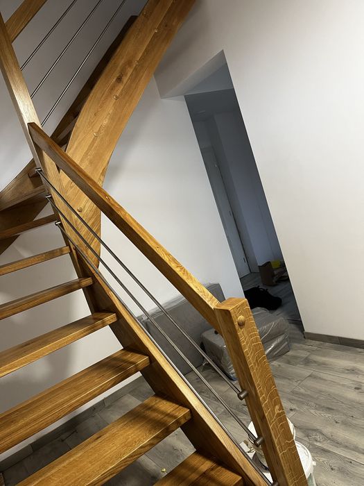Schody drewniane samonośne i na beton remont balustrada stal