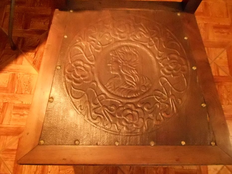 Cadeira Antiga com Imagem