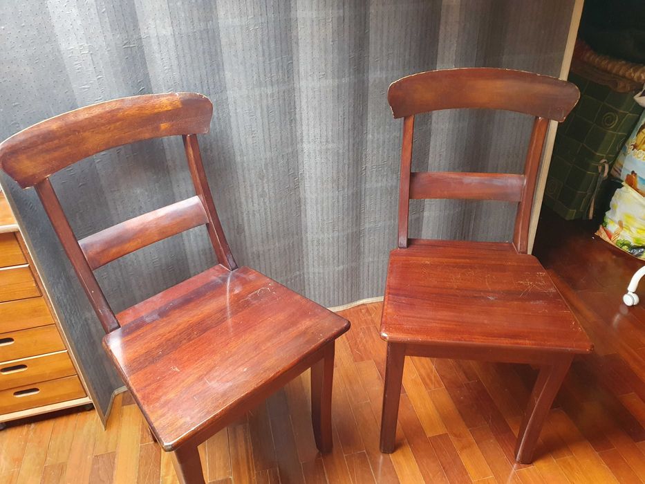 Cadeiras em madeira exótica