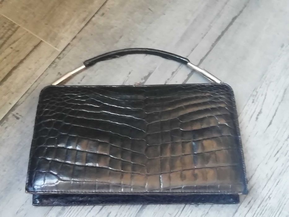 Carteira preta de crocodilo
