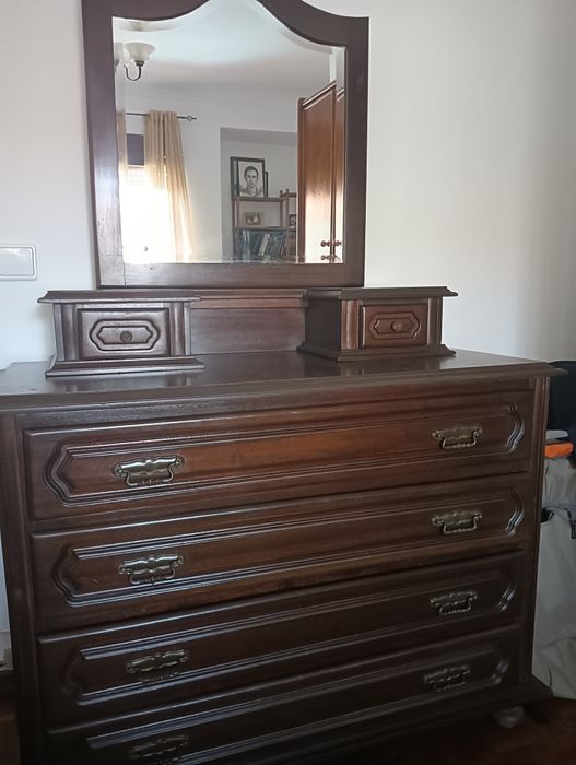 Cómoda antiga de quarto com espelho. Madeira de excelente qualidade.