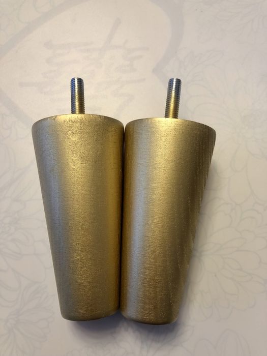 Złote drewniane nóżki do fotela