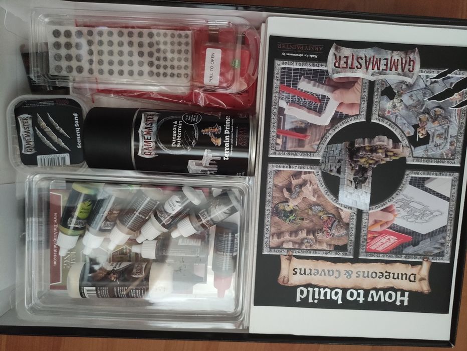 Настільна гра Gamemaster: Dungeons & Caverns Core Set