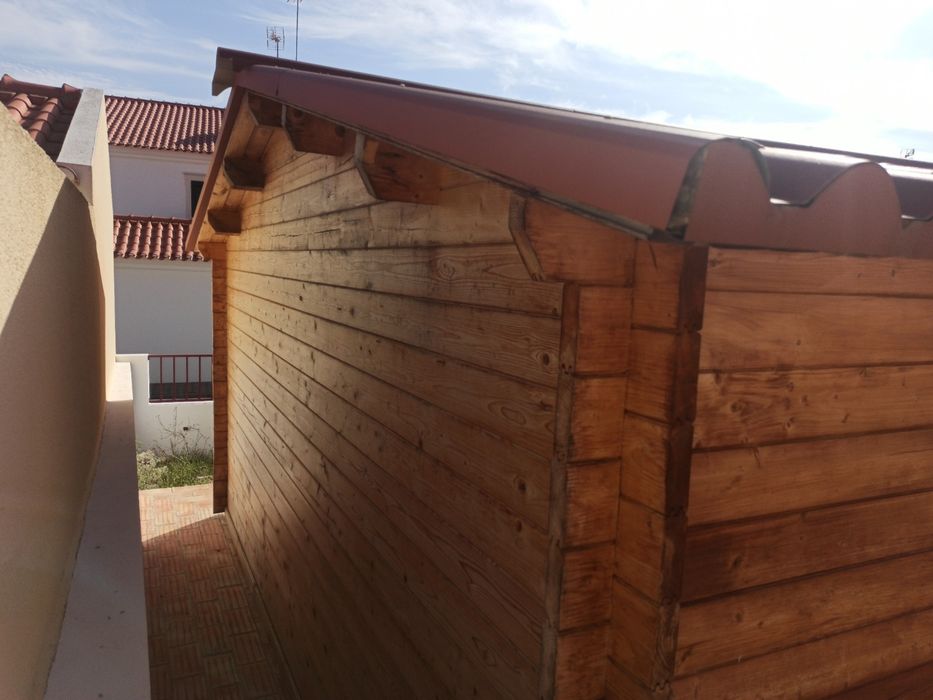 Casa de madeira com 20m2(5m por 4m) com AC e electricidade