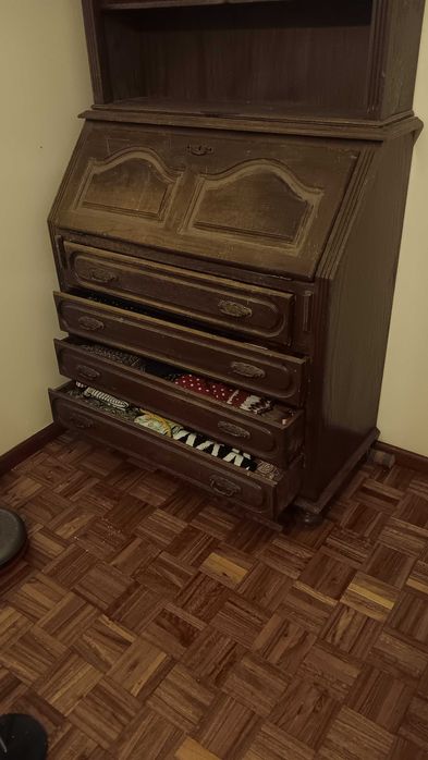 Escrivaninha com gavetas