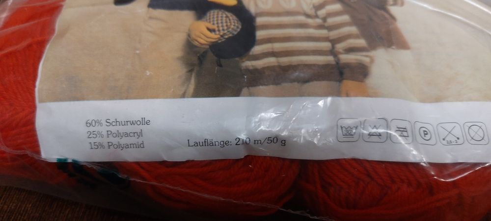 Włóczki w kolorze czerwonym i szarym