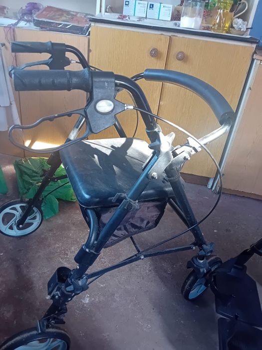Chodzik czterokołowy z siedziskiem i torbą