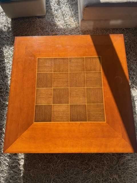 Mesa de centro em madeira com embutido