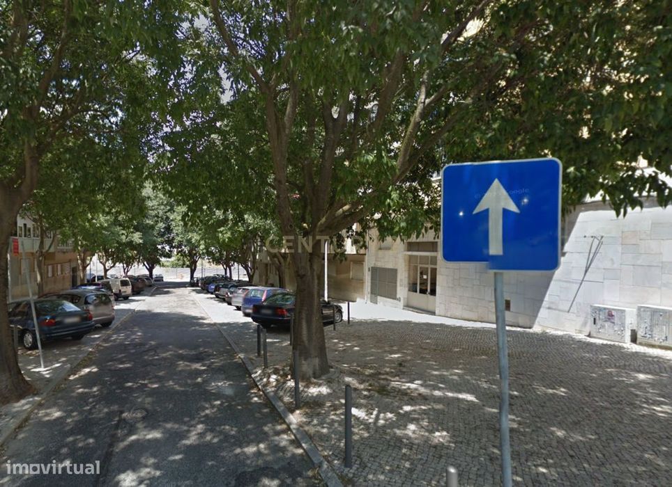 Espaço Comercial/Loja com montra em Benfica — junto à Estação CP | 150