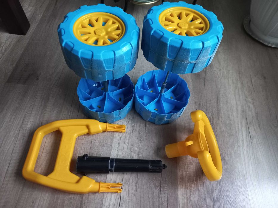 Машина толокар, запчасти: колеса, руль,спинка.