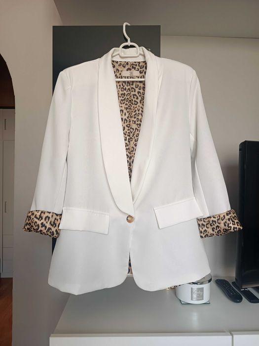 Śmietankowa marynarka klasyczna z panterka