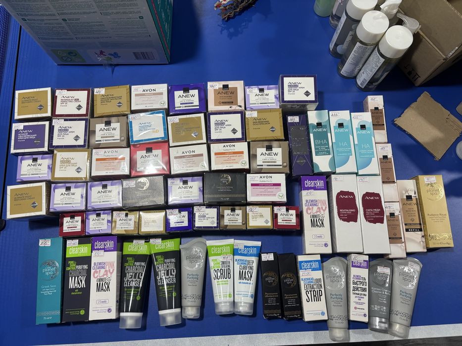 Масовий розпродаж косметики AVON