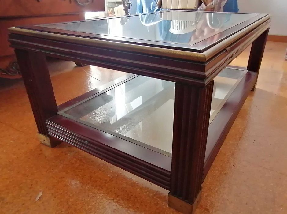 Mesa de centro / coffee table, em madeira maciça, latão e vidro