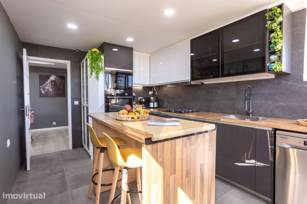 Apartamento T4 em Santo António da Charneca Totalmente Remodelado — Santo António da Charneca, Setúbal