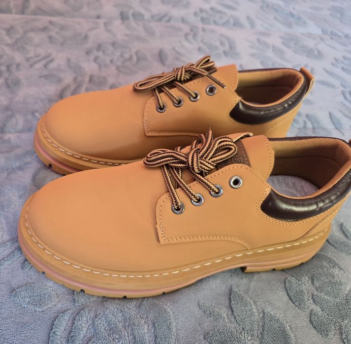 Sapatos tamanho42- 43 novos sem qualquer uso