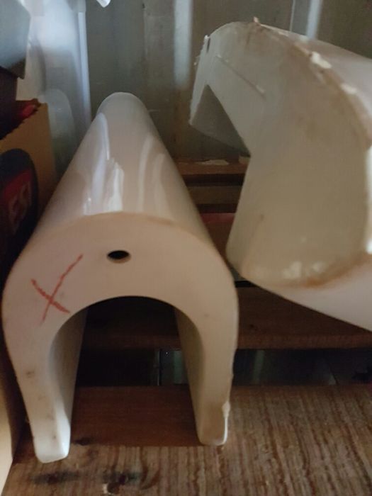 Various sanitary ware items, toilets, columns, and flush tanks.64310008521475122