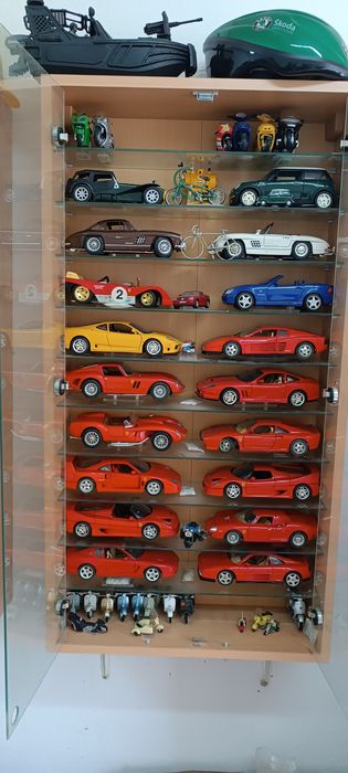 Coleção de Miniaturas de Carros 1:18 + Scooters – Ferrari, Jaguar, Clássicos e Competição