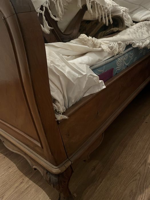 Cama de madeira antiga