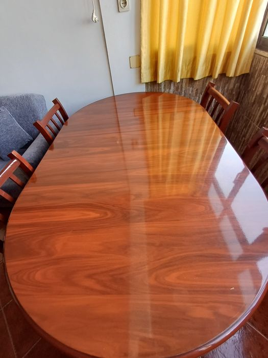 Móvel e mesa sala com cadeiras