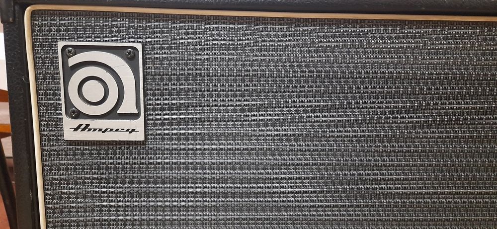 Басовий комбік Ampeg BA 300-115