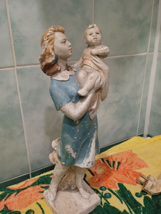 Мама з дитиною гіпсова скульптура