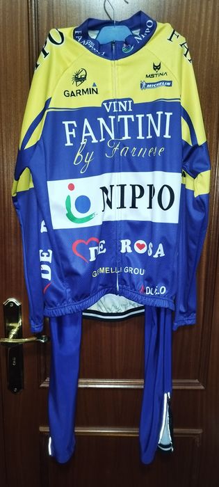 Bicicleta Btwin. Conjunto Jersey e calças. 
Con