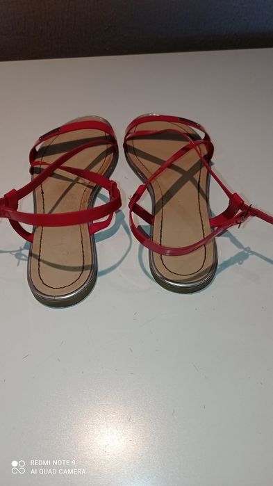 Sprzedam sandałki dziewczęce r. 37, długość wkładki 23,5 cm