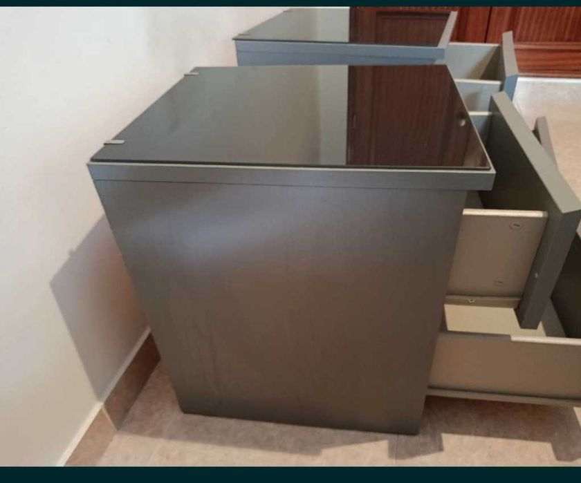 2 Cómoda Cinzenta IKEA com tampo de vidro