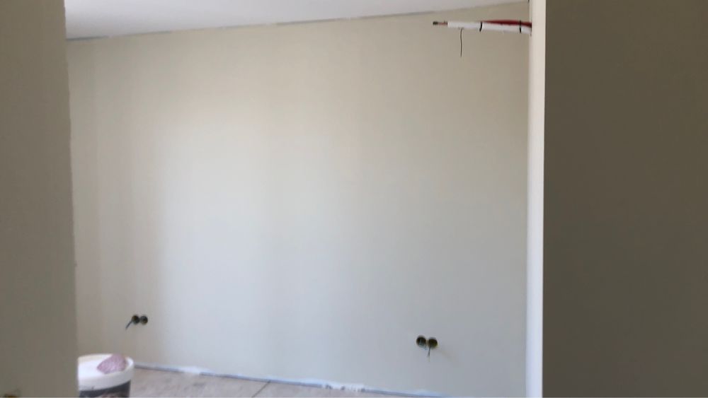 Faço Pintura interior e esterio .