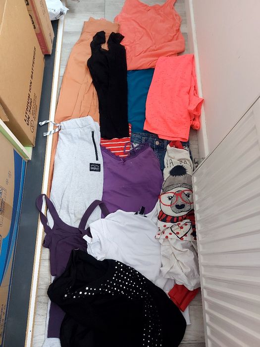 Багато одягу жіночого- дівчачого