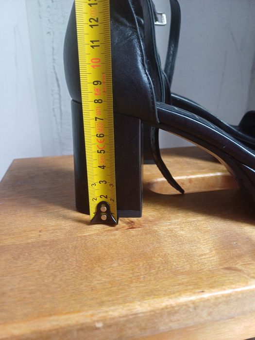 Skórzane sandałki Ryłko na grubym obcasie r.39