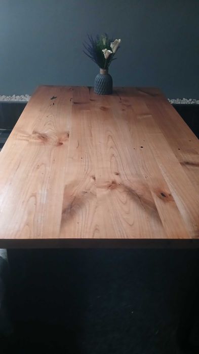 Дивани та столи у кафе