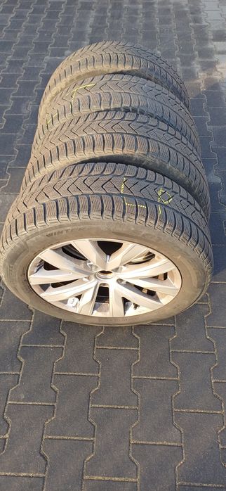 Sprzedam zimowe opony Pirelli 215 55r17