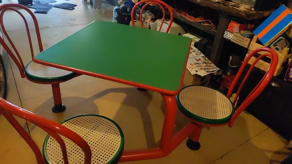 Vendo mesa de jogo com tampo apropriado para o efeito