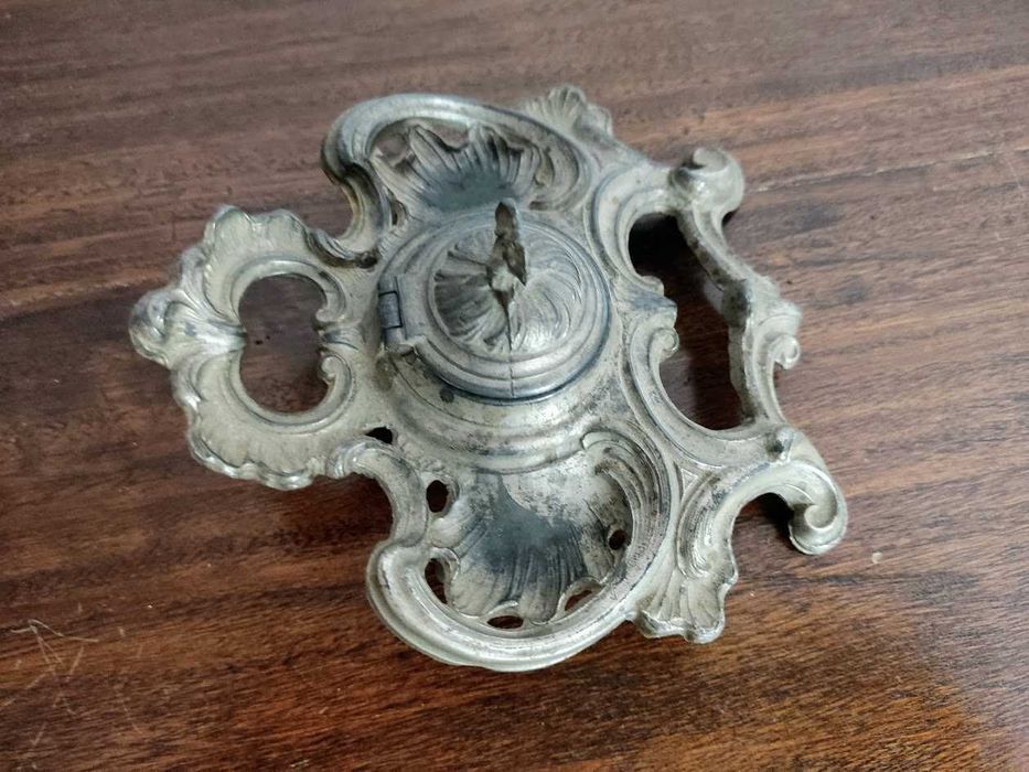 Antigo tinteiro de caneta em metal vasado