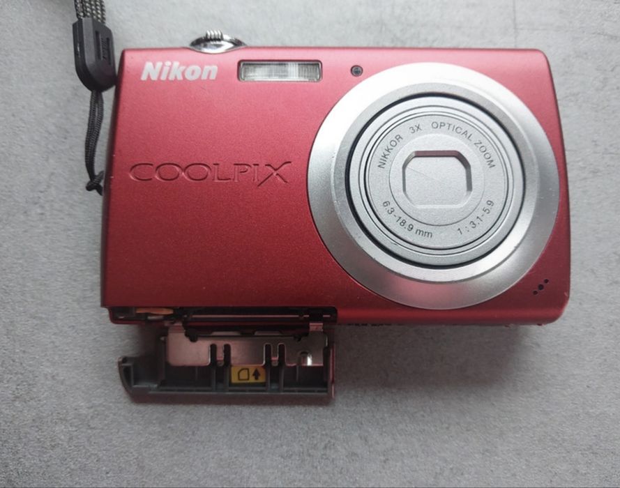 camara nikon vermelha