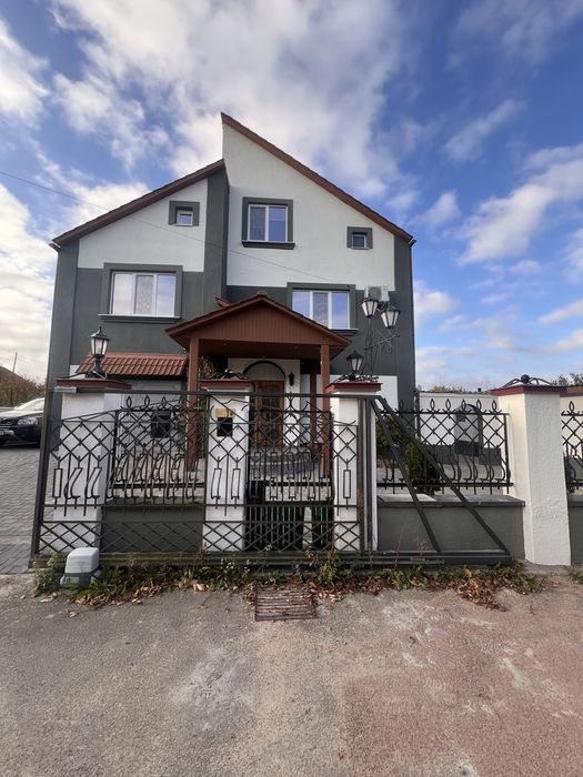 Укопмплектований будинок 260 кв.м з басейном