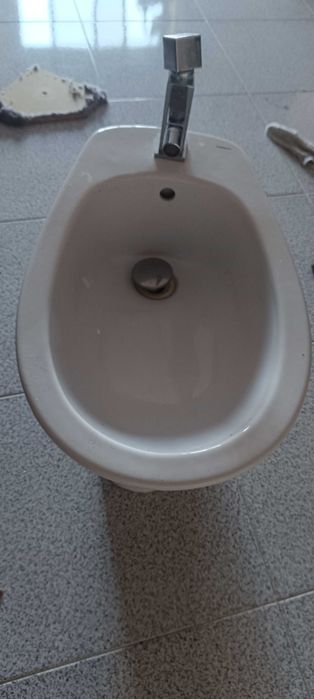 Bidé para casa de banho. Em boas condições usado
