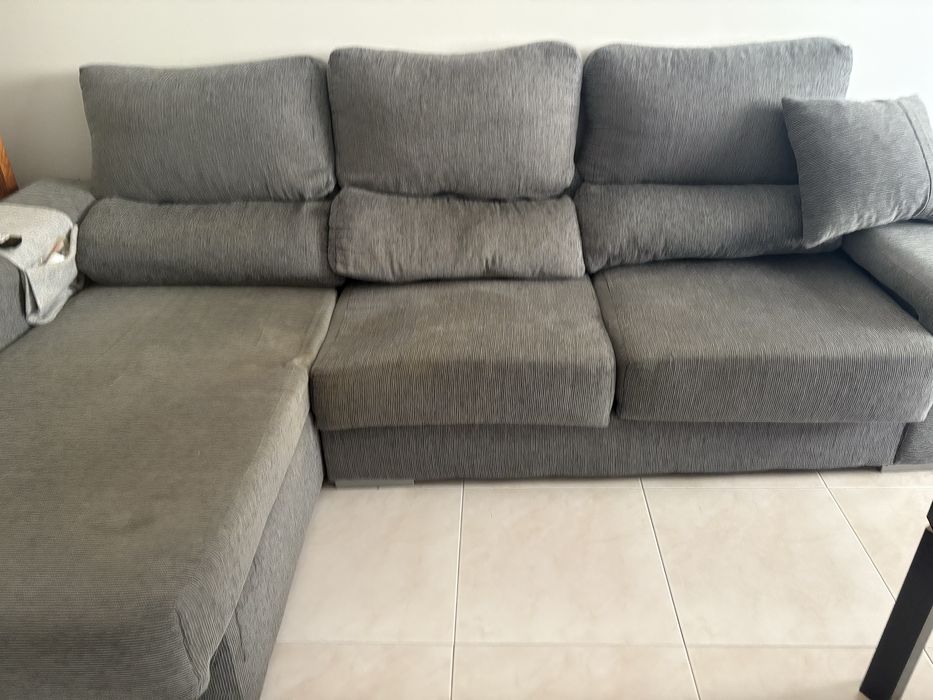 Sofá cinzento XL com baú e encostos reclináveis (funcional e honesto)