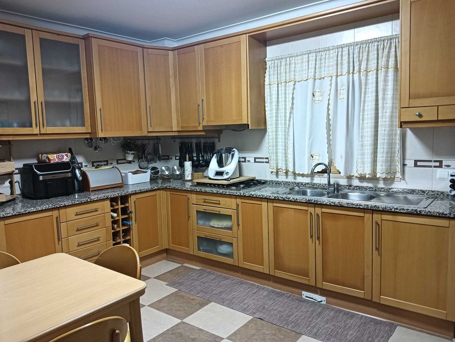 Cozinha completa em madeira de faia clara em muito bom estado + mesa, cadeiras e exaustor